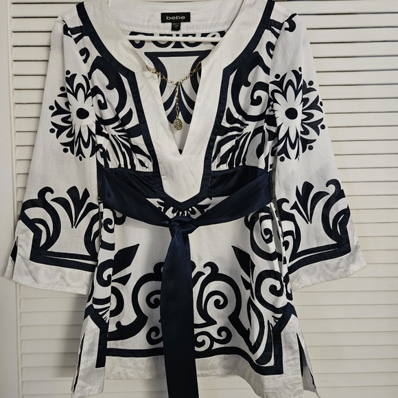 Bebe Vintag top kimono style flair sleeves. Great for Vacation dress up or down. - Picture 6 of 6